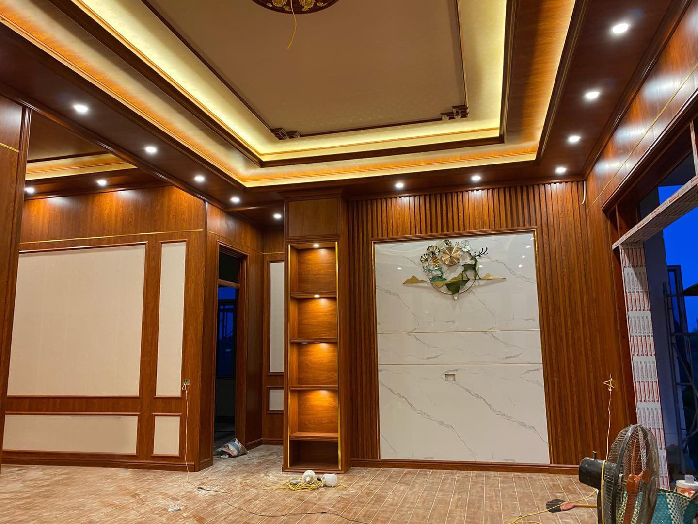 Diện tường đẹp với mẫu phào chỉ màu vàng đồng